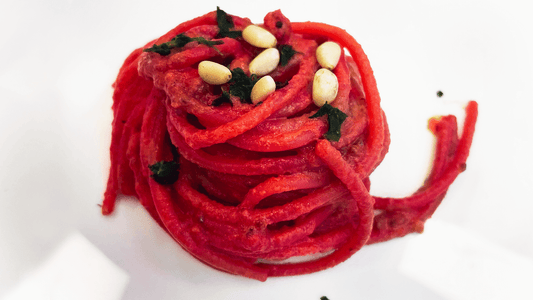 Spaghetti con crema di barbabietole