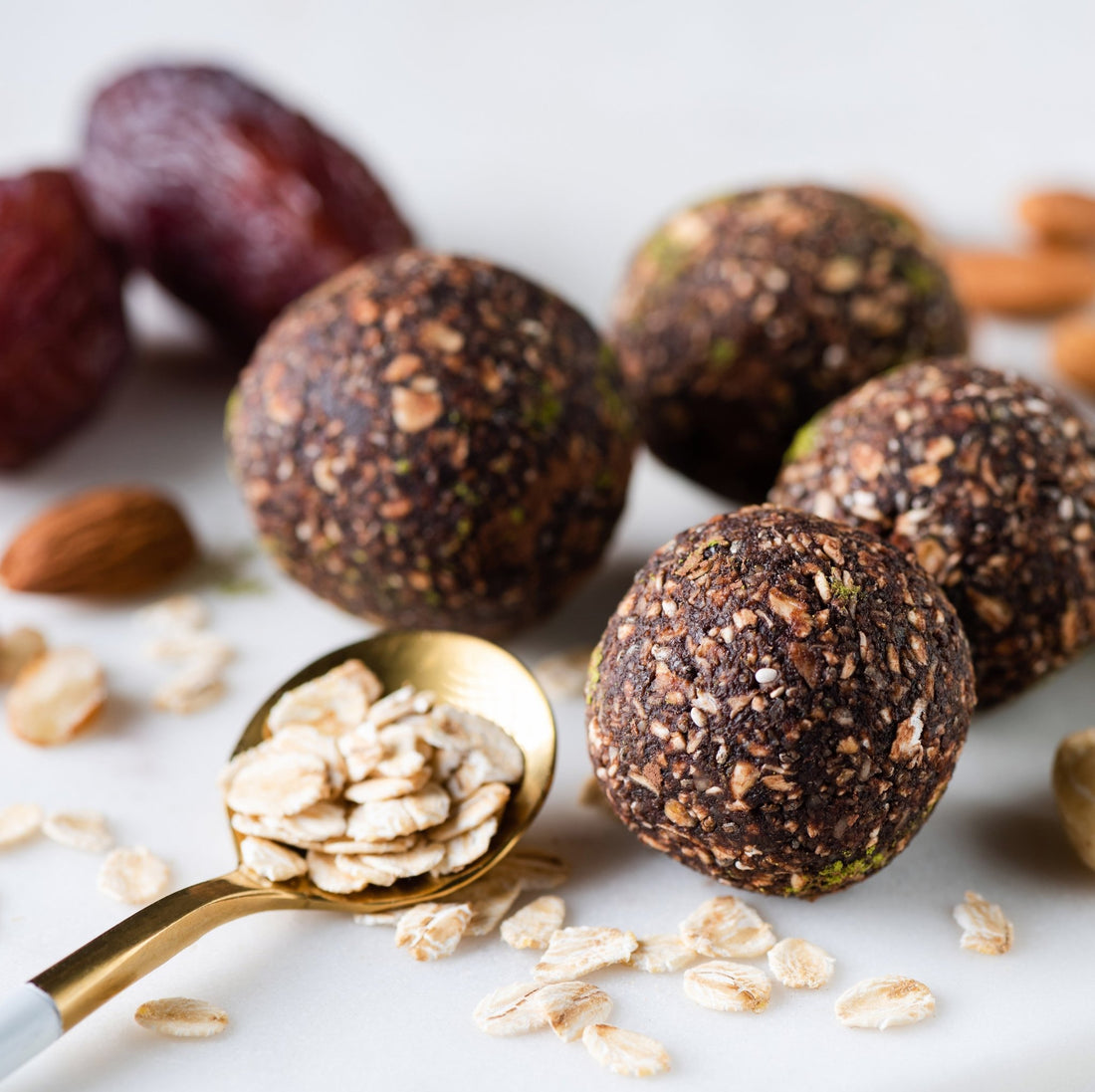 Energy ball con fiocchi di zigolo dolce e datteri: una carica di energia naturale - IoBoscoVivo Srl