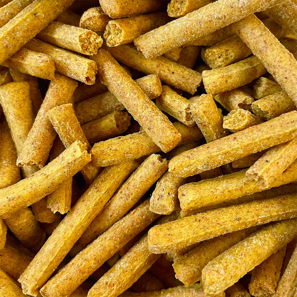 Primo piano dei grissini alla curcuma e shiitake, interi e spezzati.